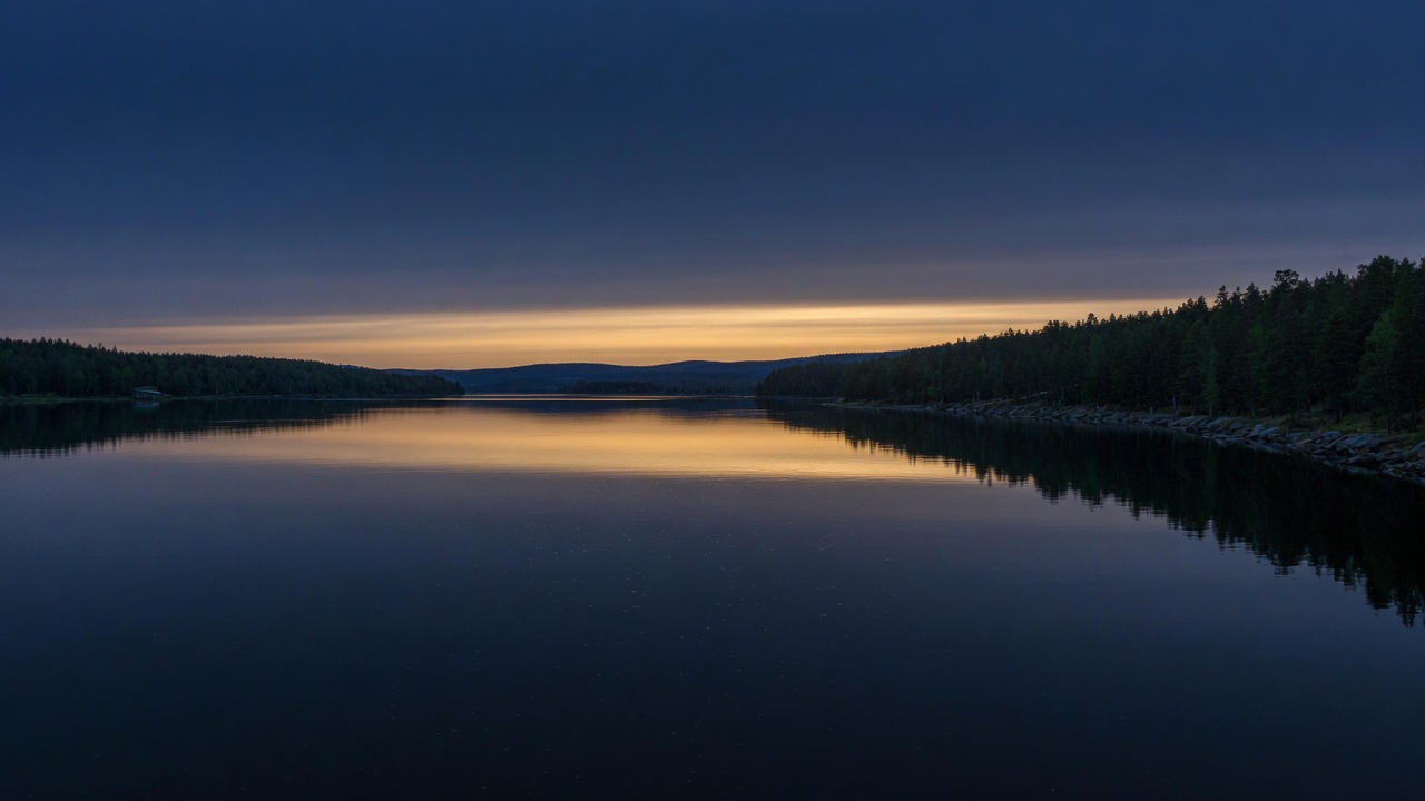 Stämning: kväll över en norrländsk fjärd. Genererad bild, inte foto av Täfteå.